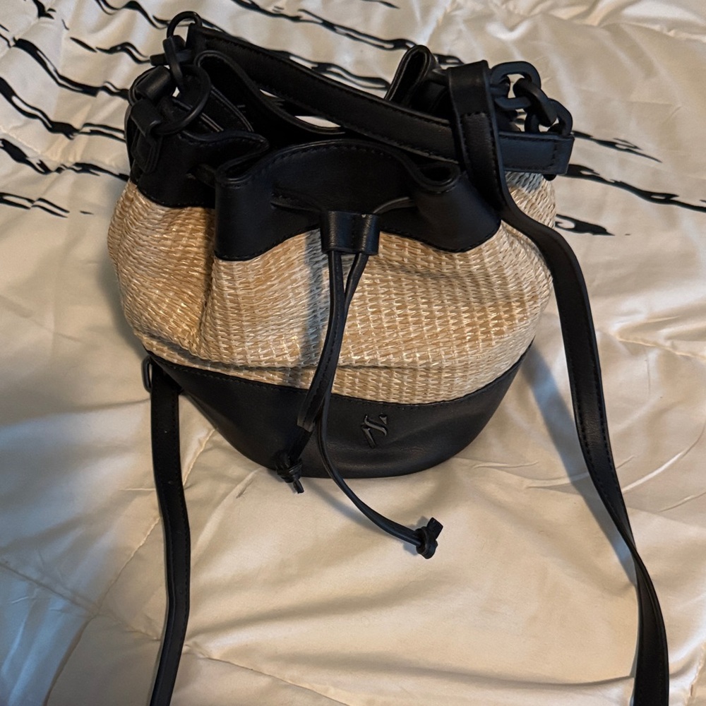 Simply Vera Stylish Black and Tan Women's Bucket Bag